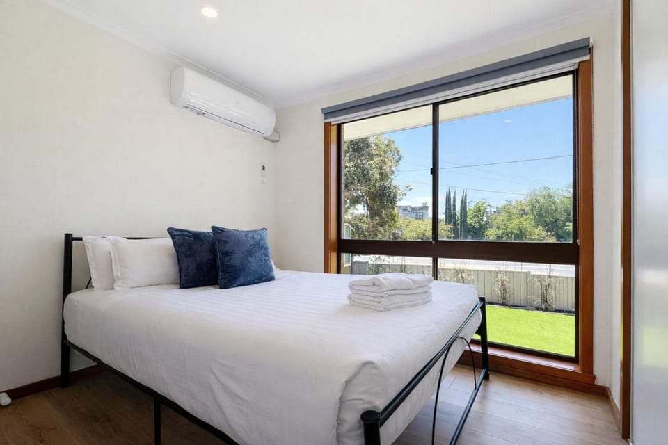 Light-Filled and Spacious 3BR Unit Near Yarra River House in Melbourne