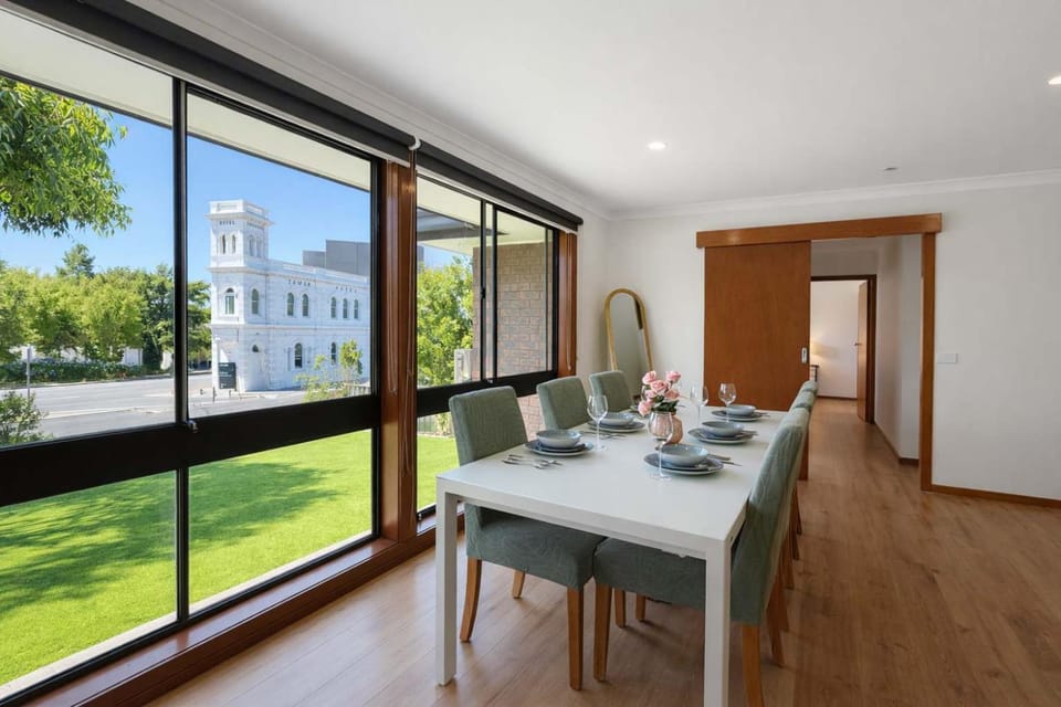 Light-Filled and Spacious 3BR Unit Near Yarra River House in Melbourne