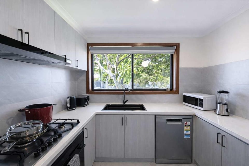 Light-Filled and Spacious 3BR Unit Near Yarra River House in Melbourne