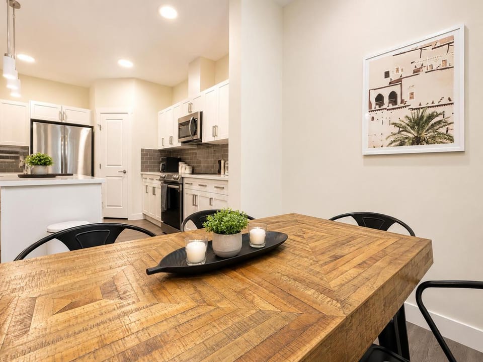 Kitchen or kitchenette, Dining area