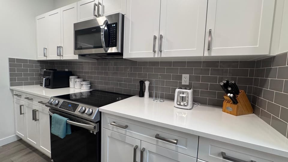 Heartland Stays - Brand New 3 Bed Room Cozy Home House in Cochrane