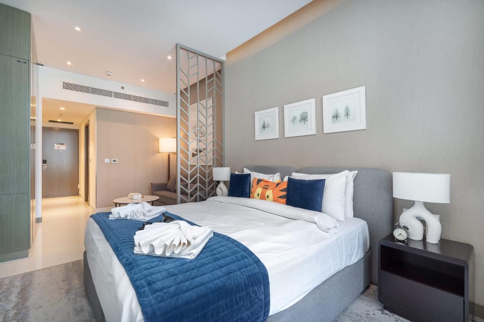 Free housekeeping visits during your stay - StayShort - Elegant Studio Retreat at DAMAC Maison Prive Sleeps 4 Apartment in Dubai