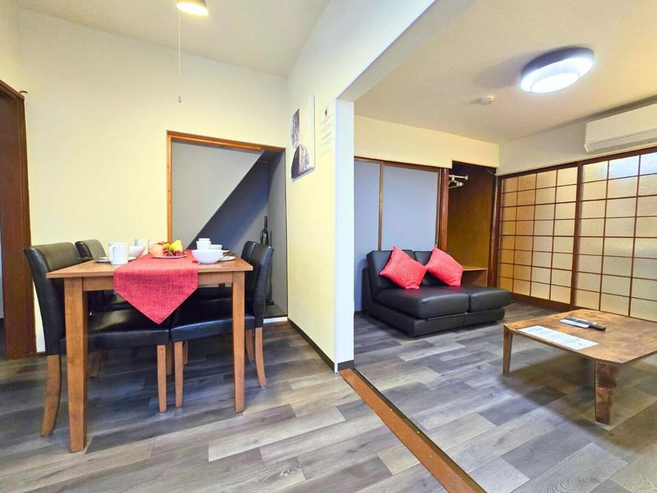 高見ゲストハウス Apartment in Osaka
