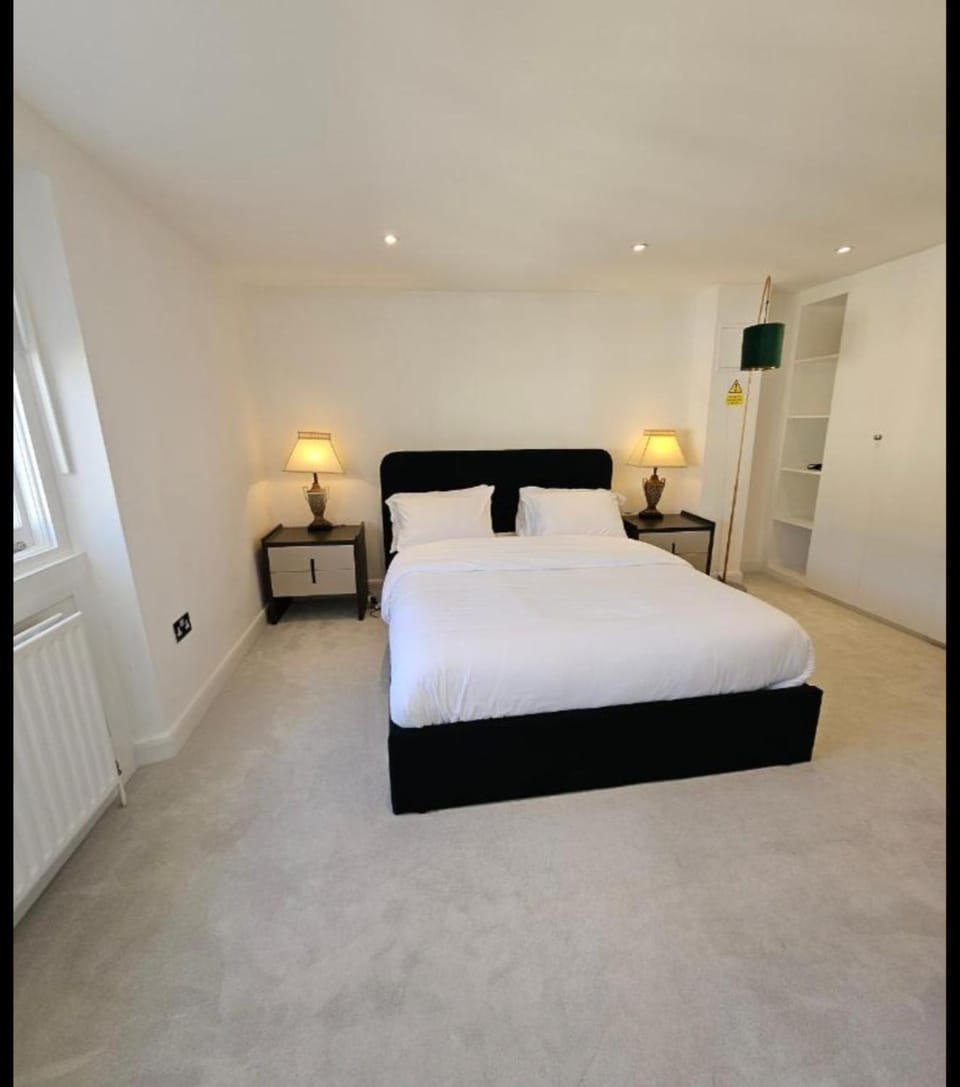 HARU RESIDENCE, Close to Tower Bridge, 6 bed House can sleep up to 16 peo House in London Borough of Southwark