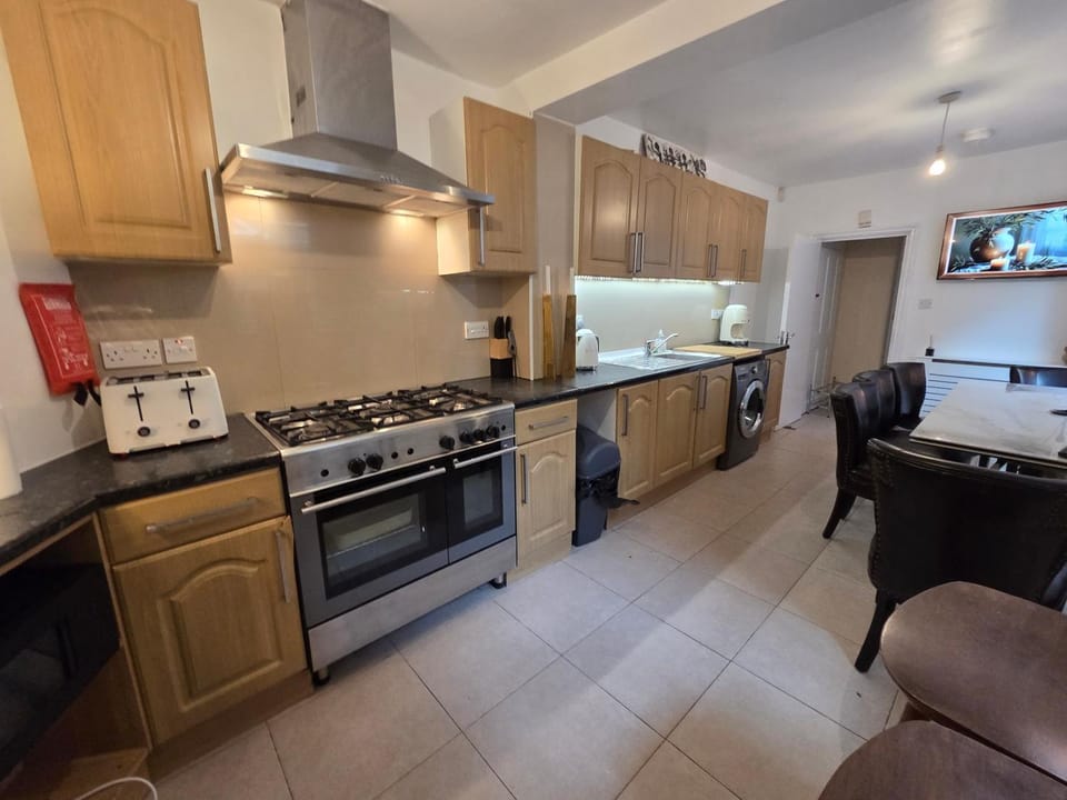 HARU RESIDENCE, Close to Tower Bridge, 6 bed House can sleep up to 16 peo House in London Borough of Southwark