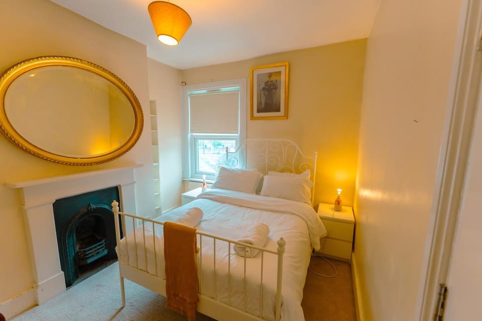 HARU RESIDENCE, Close to Tower Bridge, 6 bed House can sleep up to 16 peo House in London Borough of Southwark