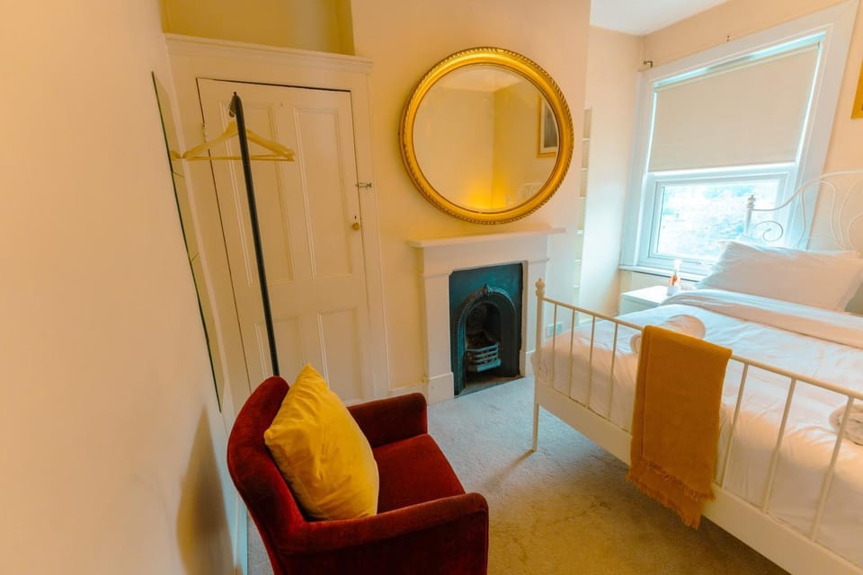 HARU RESIDENCE, Close to Tower Bridge, 6 bed House can sleep up to 16 peo House in London Borough of Southwark