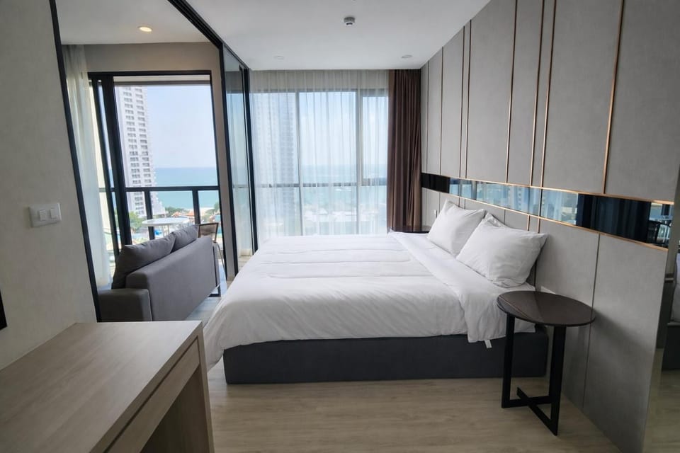 Luxury Sea View 1BR Rooftop Infinity Pool & Gym Apartment in Pattaya City