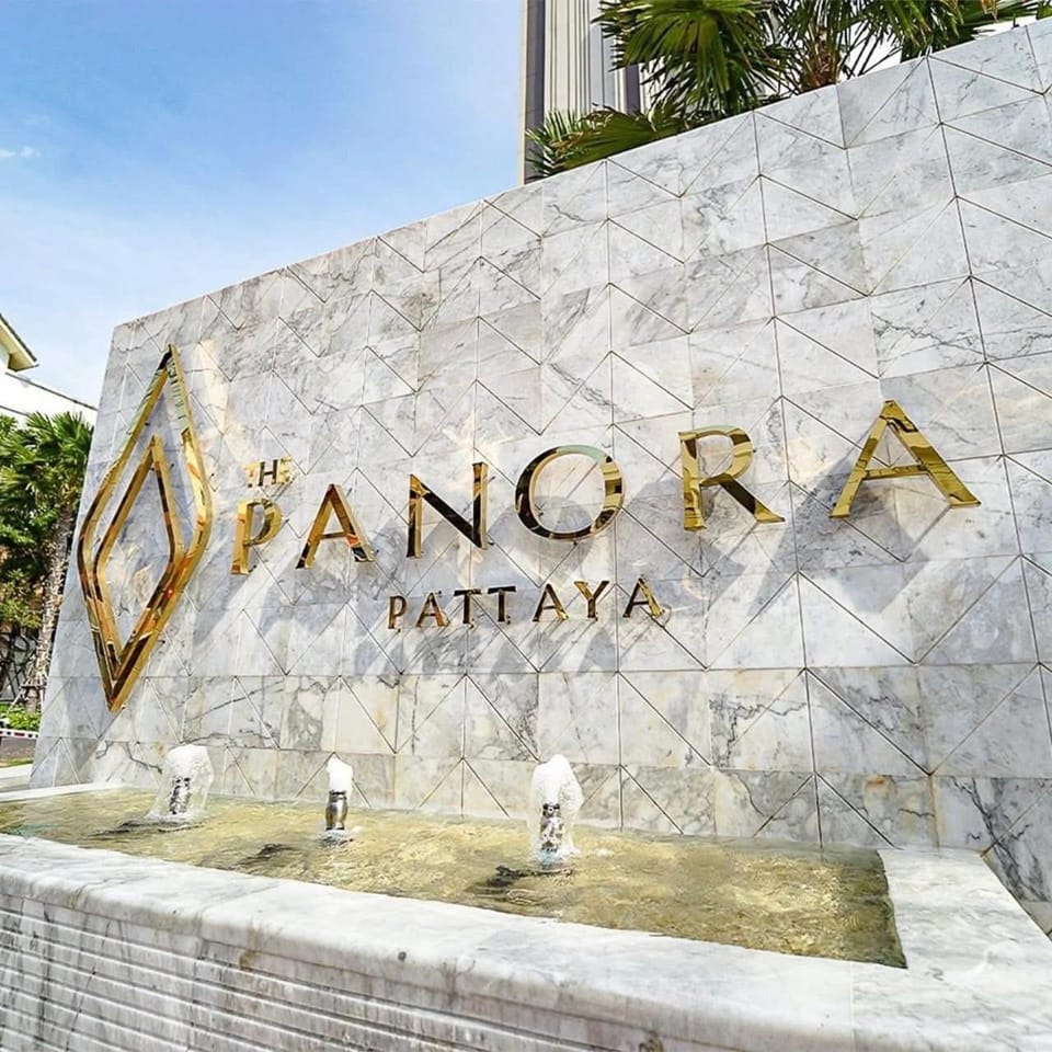 Luxury Sea View 1BR Rooftop Infinity Pool & Gym Apartment in Pattaya City