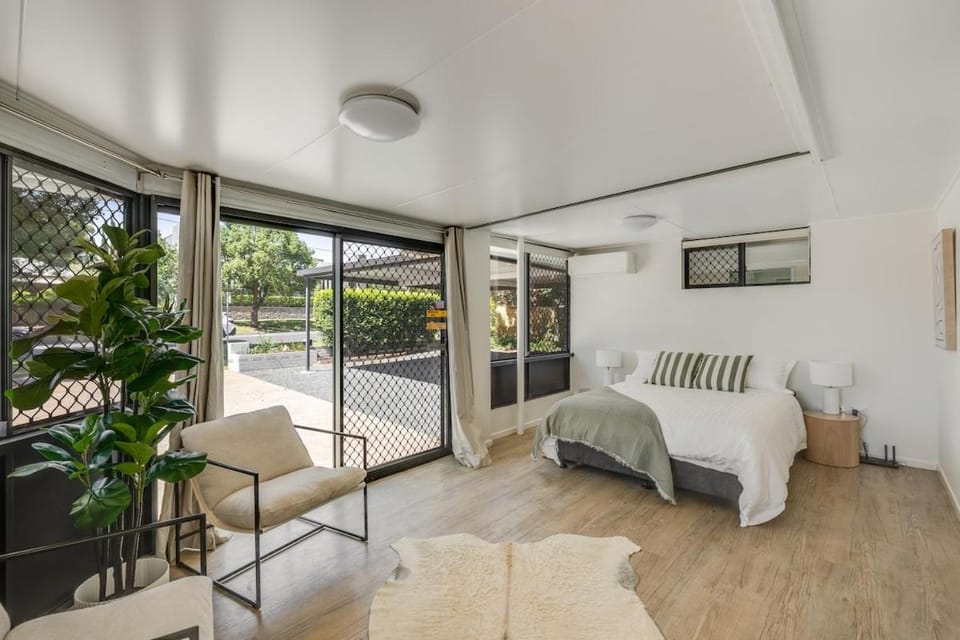 Prime Stay Steps from St Vincents &Grammar! House in Toowoomba