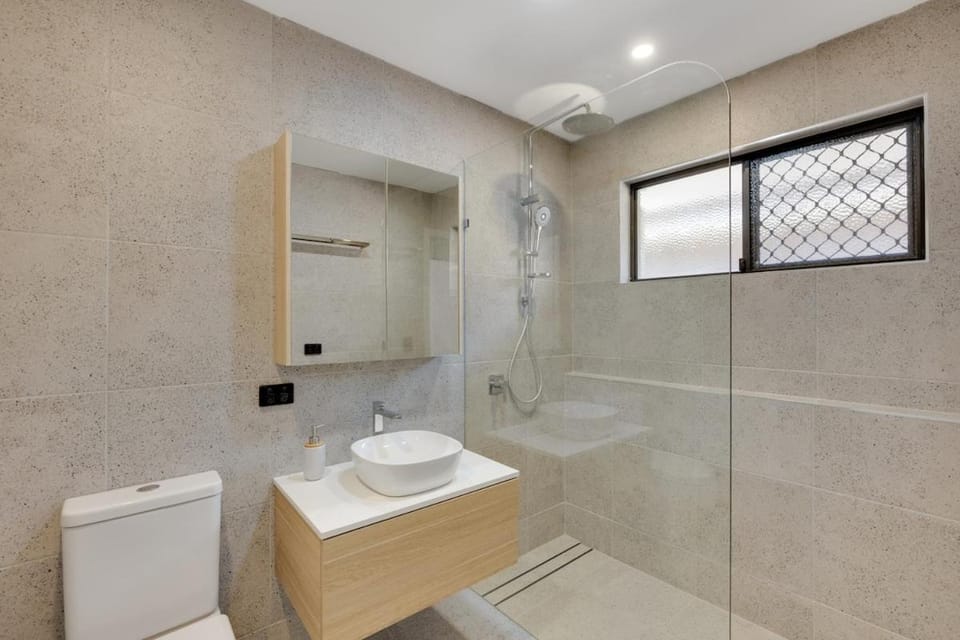Prime Stay Steps from St Vincents &Grammar! House in Toowoomba