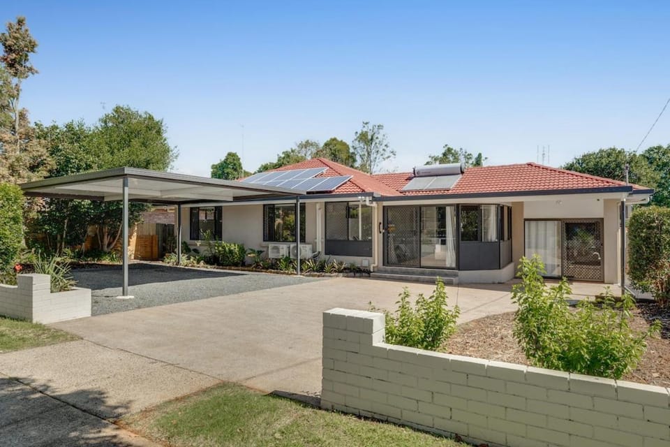 Prime Stay Steps from St Vincents &Grammar! House in Toowoomba