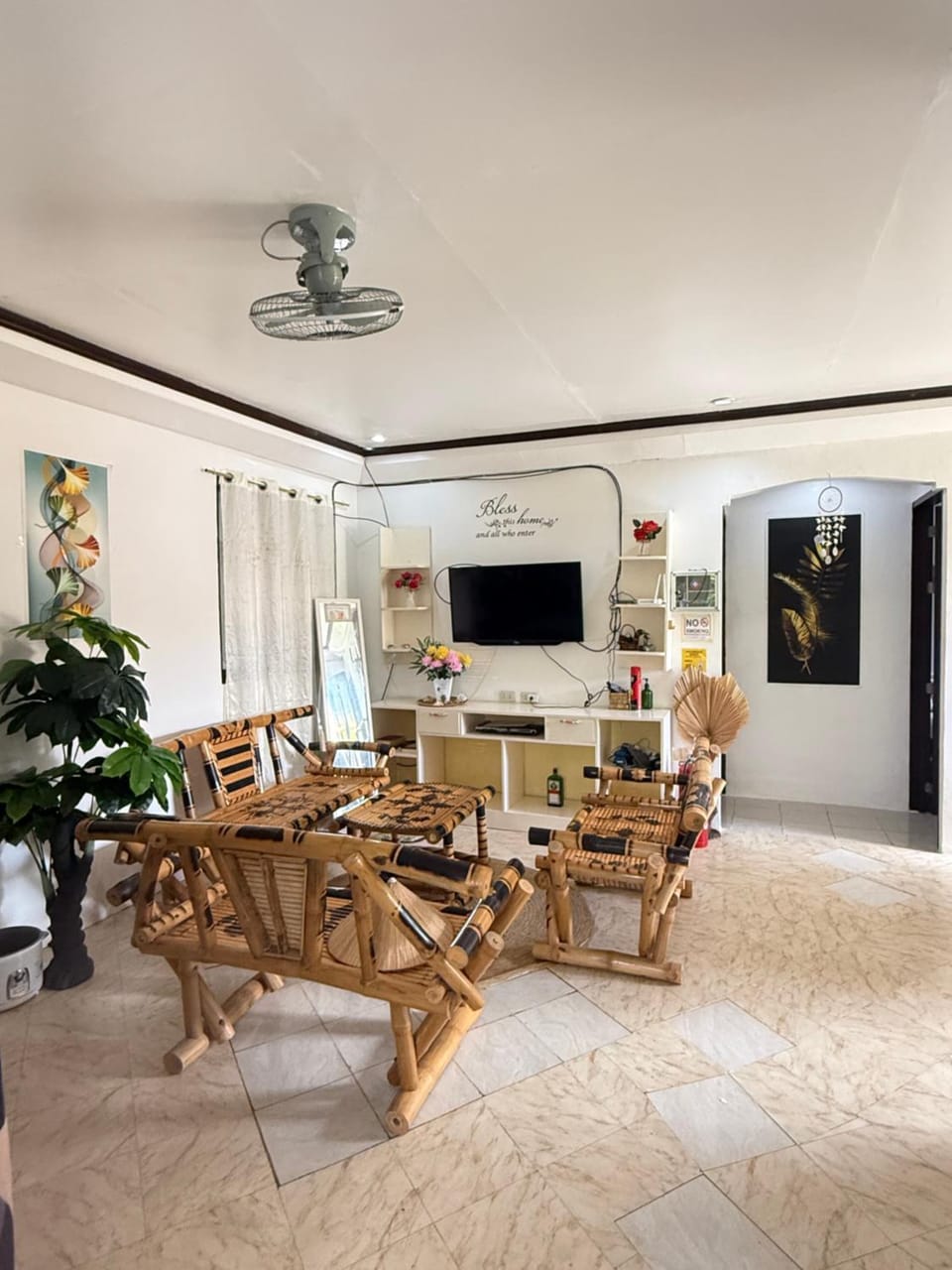 TV and multimedia, Seating area, Dining area