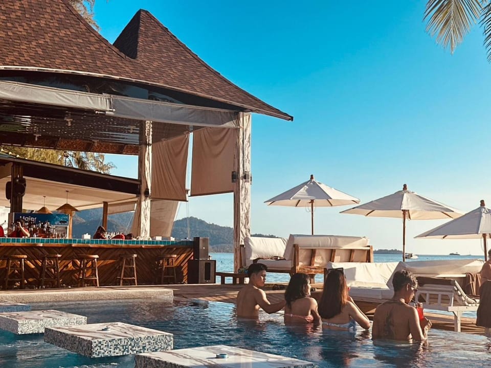 Miracle Beach Club Resort With Luxury Sunbeds include Free credit for redeemable food & drinks Apartment in Ko Chang