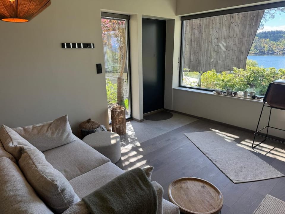 New & modern guest house 70 metres from the fjord House in Viken, Norway