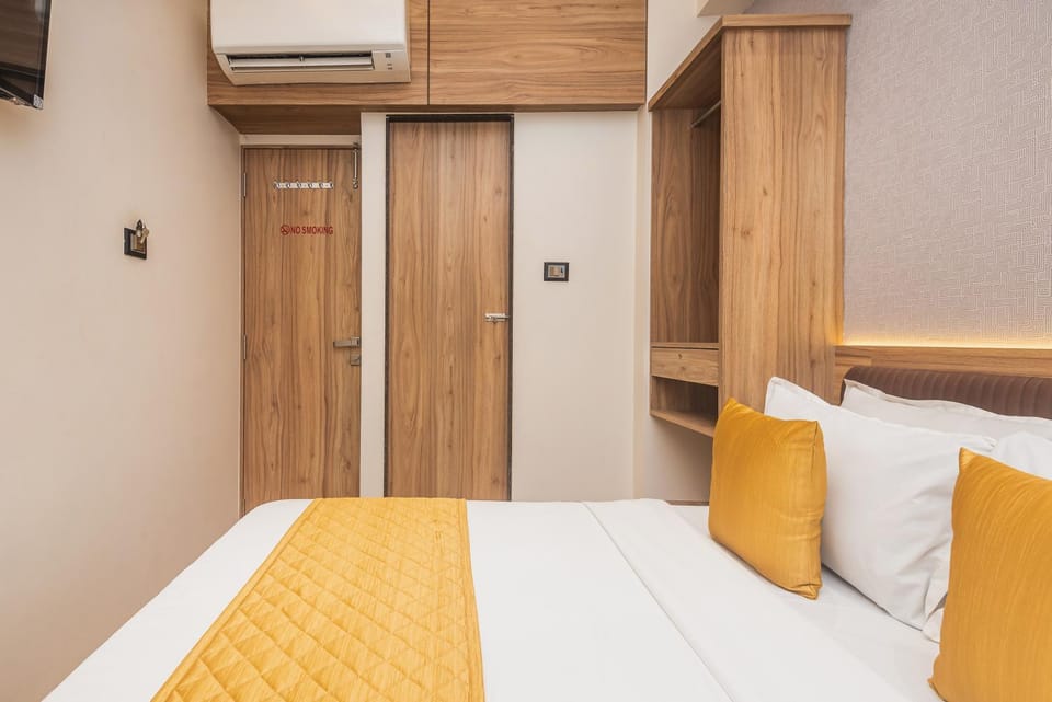 Bed, Photo of the whole room, Bedroom, wardrobe, air conditioner