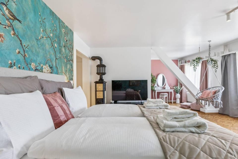 Bed, TV and multimedia, Bedroom