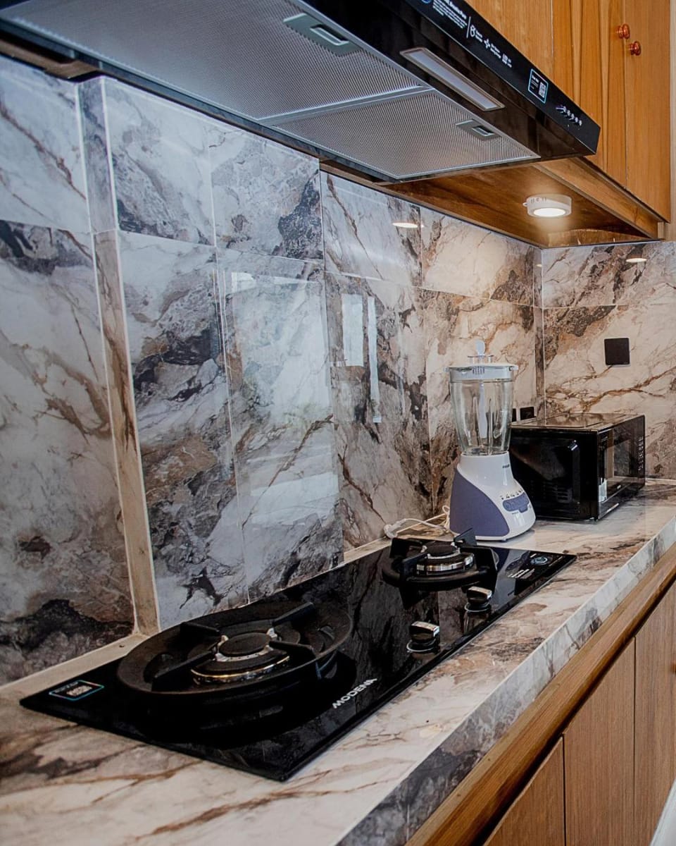 Kitchen or kitchenette, minibar, stove