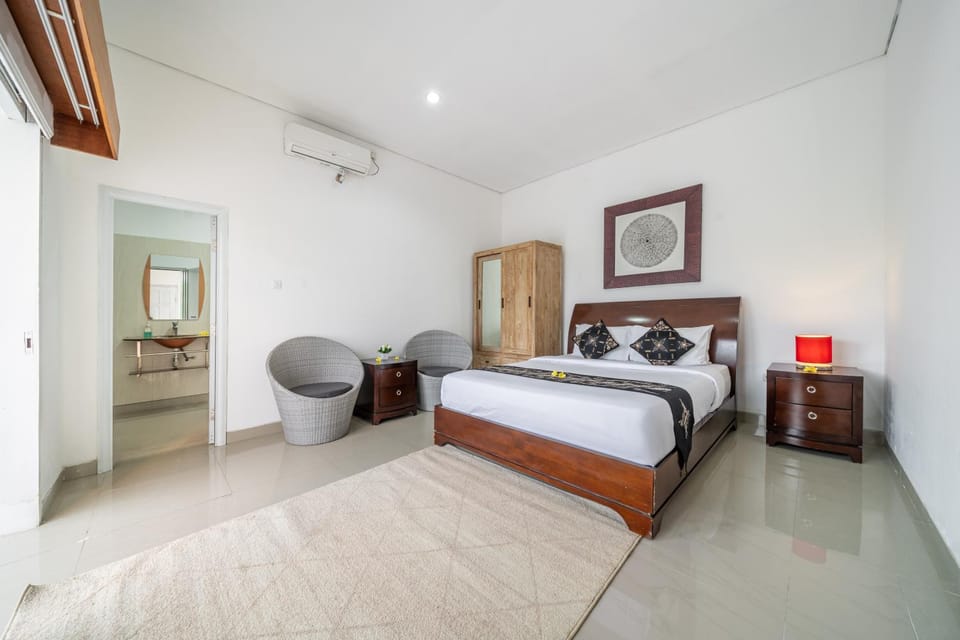 Bed, Photo of the whole room, Seating area, Bedroom, wardrobe, air conditioner