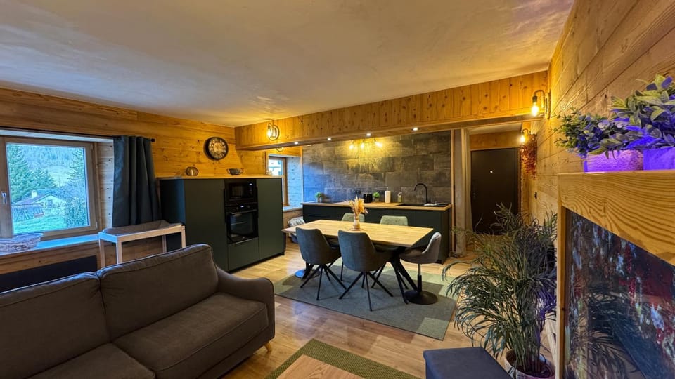 Kitchen or kitchenette, Dining area