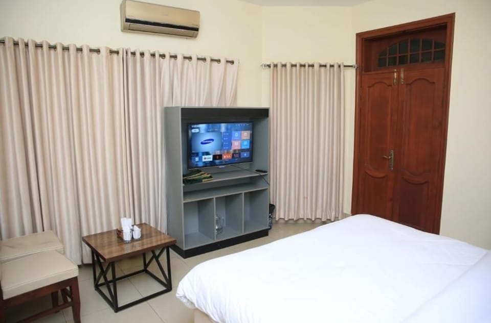 Communal lounge/ TV room, Bed, TV and multimedia, Photo of the whole room, Bedroom, air conditioner