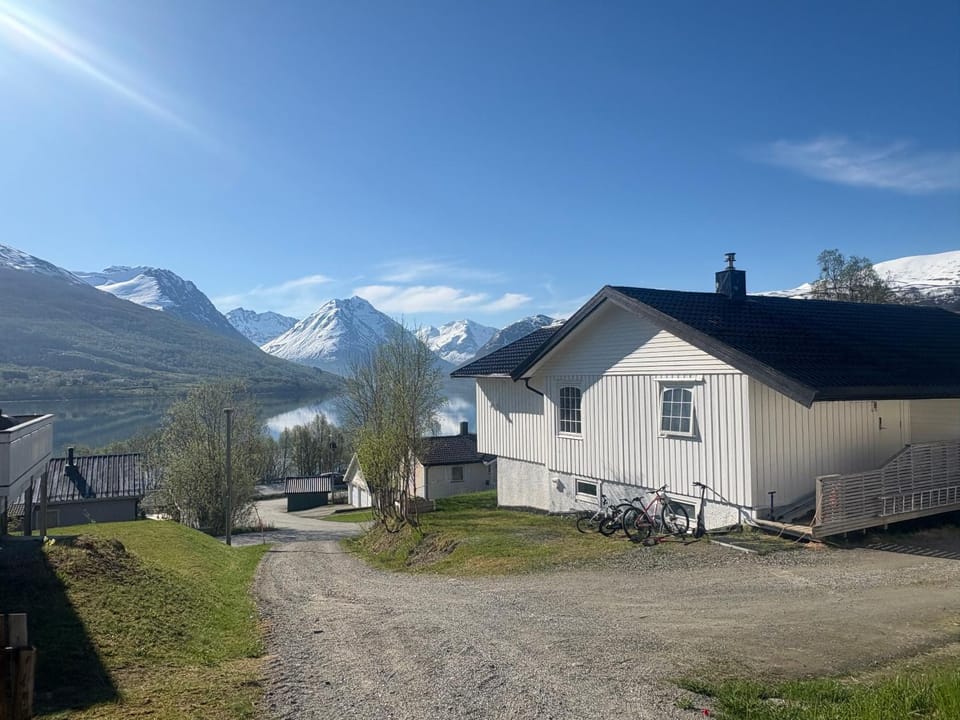Newly Renovated Fjord View Retreat 20 Min from Tromsø Apartment in Troms Og Finnmark