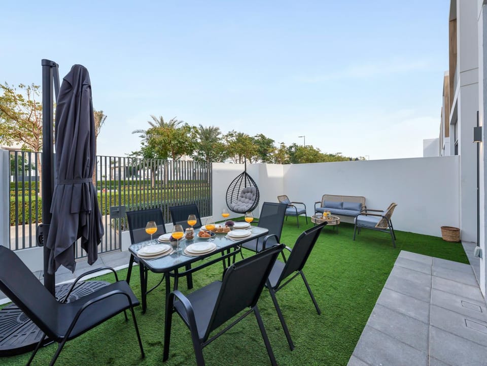 Property building, Garden, Seating area, Garden view