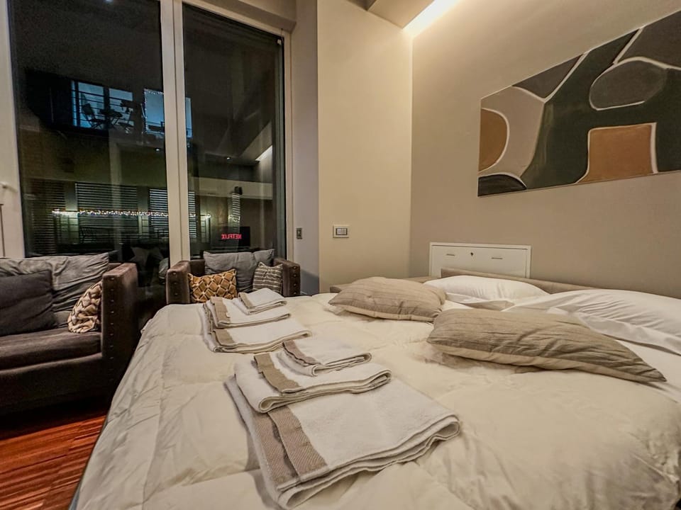 Bed, TV and multimedia, Photo of the whole room, Bedroom, towels