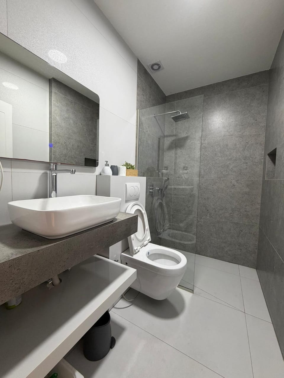 Home City Center - 3BedR & 3BathR - Free Private Parking House in Serbia