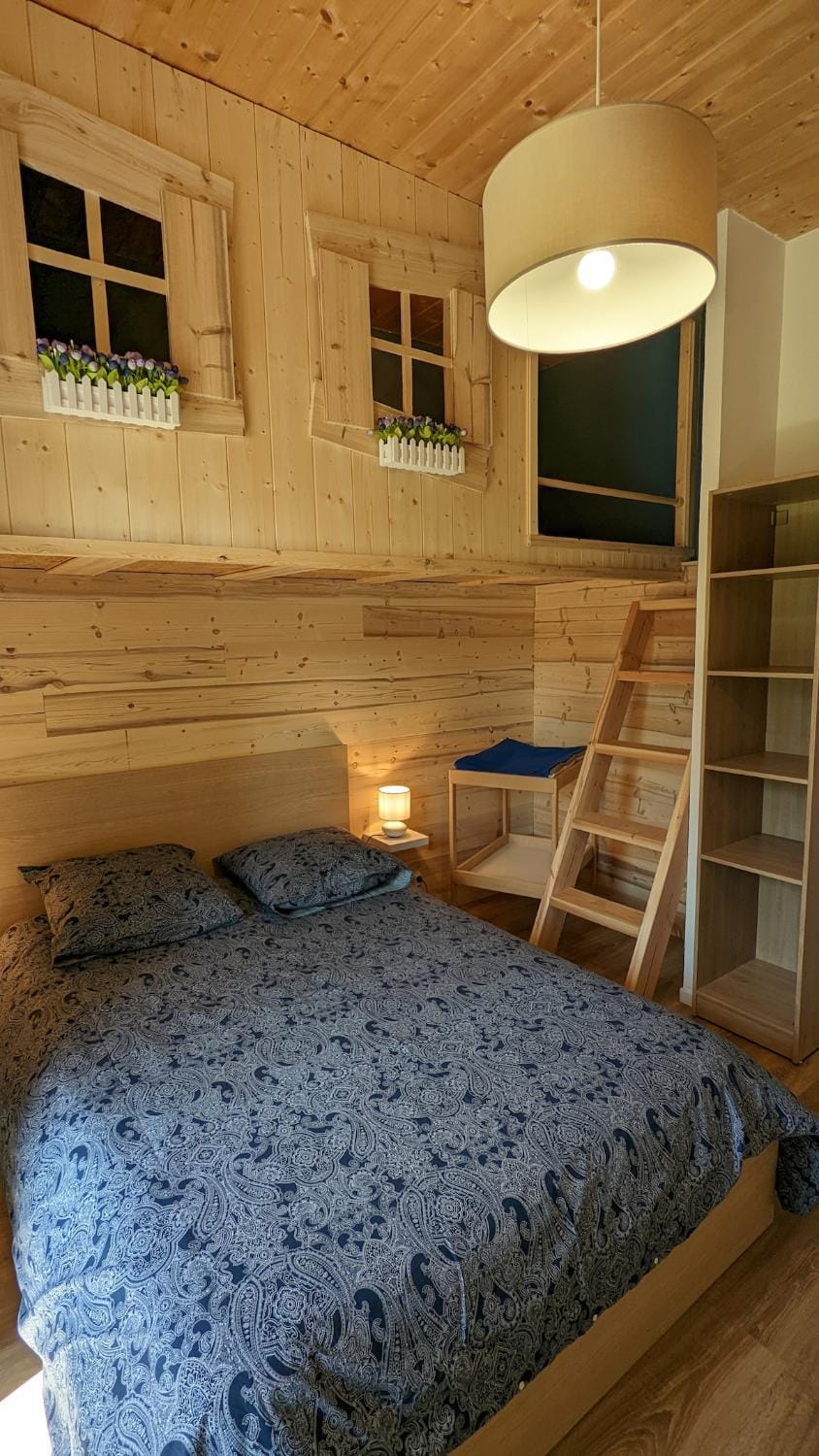 Bedroom, bunk bed