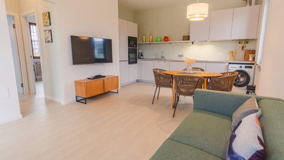TV and multimedia, Seating area, Dining area