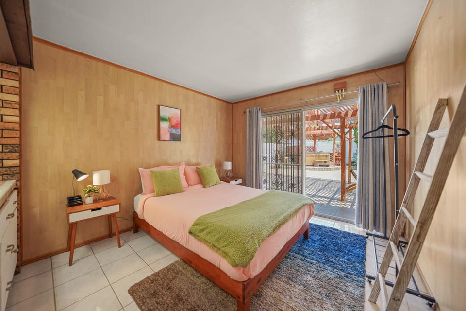 Spacious 5 Bedroom Home Near Disneyland & Knotts with Jacuzzi Spa House in Downey