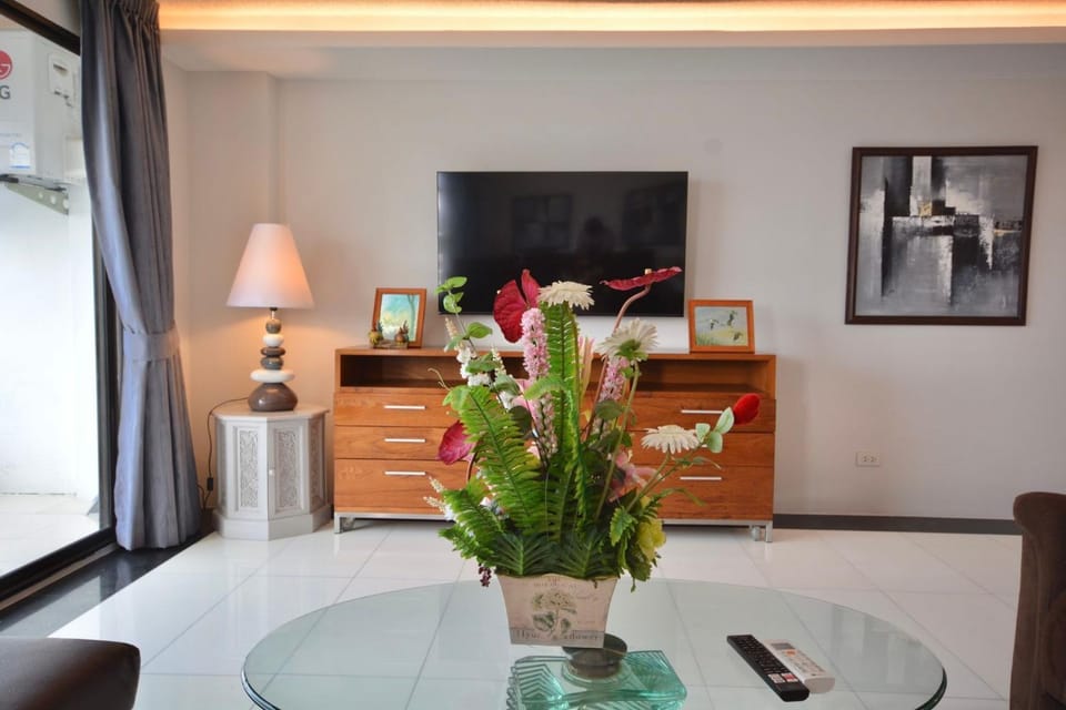 Communal lounge/ TV room, TV and multimedia, Living room, Decorative detail