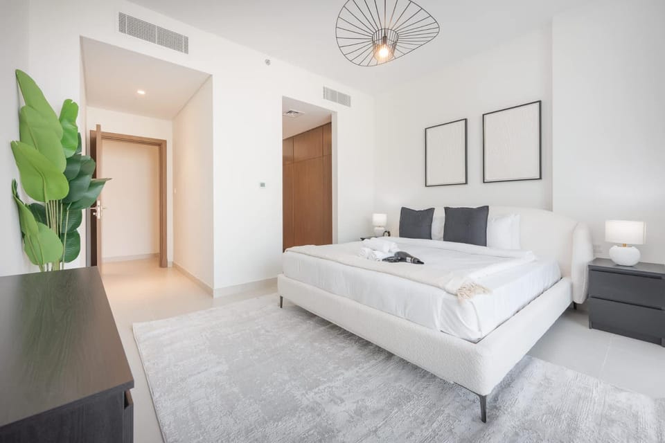 Free housekeeping visits during your stay - StayShort - Luxury 3BR Canal Front Apartment in a Prime Setting Apartment in Dubai