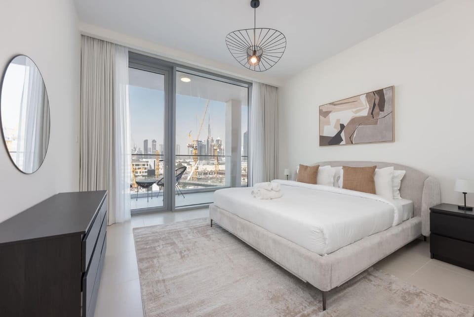 Free housekeeping visits during your stay - StayShort - Luxury 3BR Canal Front Apartment in a Prime Setting Apartment in Dubai