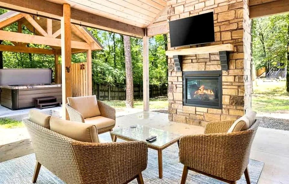 Charming Cabin with Hot Tub & Fire Pit Near Broken Bow Lake, Broken Bow, Oklahoma Cabin in Oklahoma