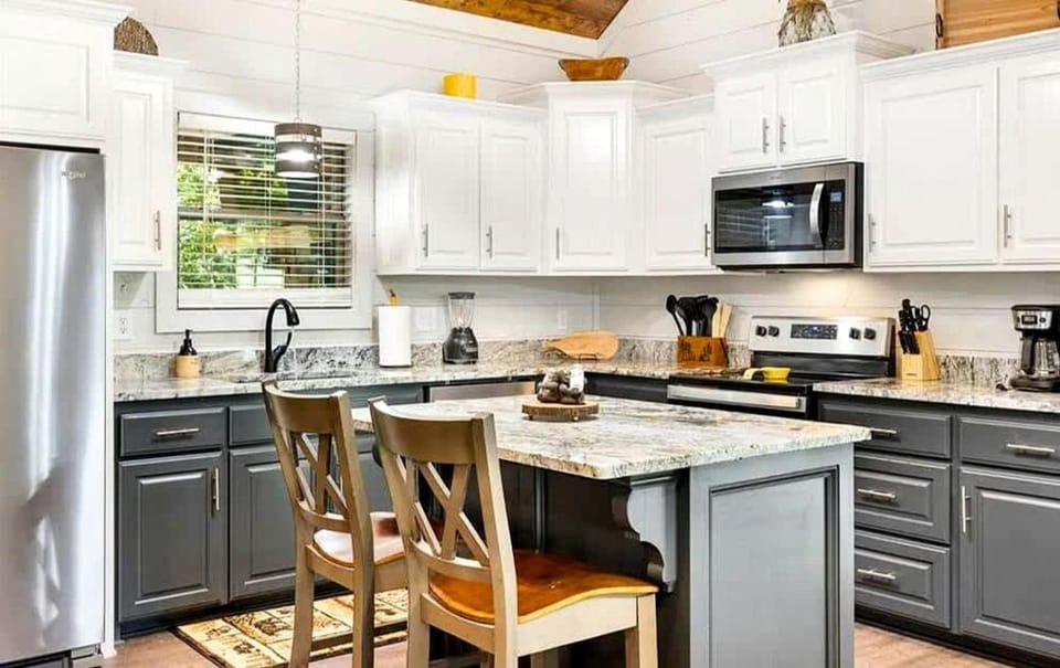 Charming Cabin with Hot Tub & Fire Pit Near Broken Bow Lake, Broken Bow, Oklahoma Cabin in Oklahoma