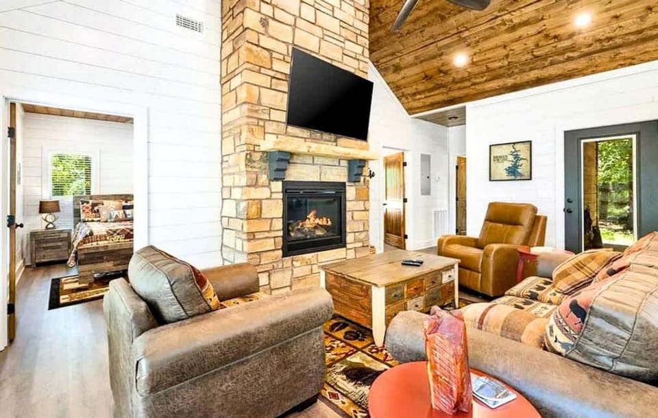 Charming Cabin with Hot Tub & Fire Pit Near Broken Bow Lake, Broken Bow, Oklahoma Cabin in Oklahoma