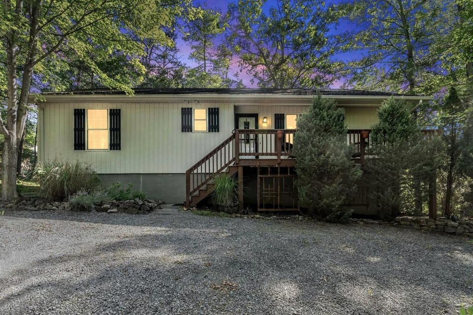 Newly Updated Vacation Home with Hot Tub & Fire Pit Near Bryce Resort, Mount Jackson VA House in Basye