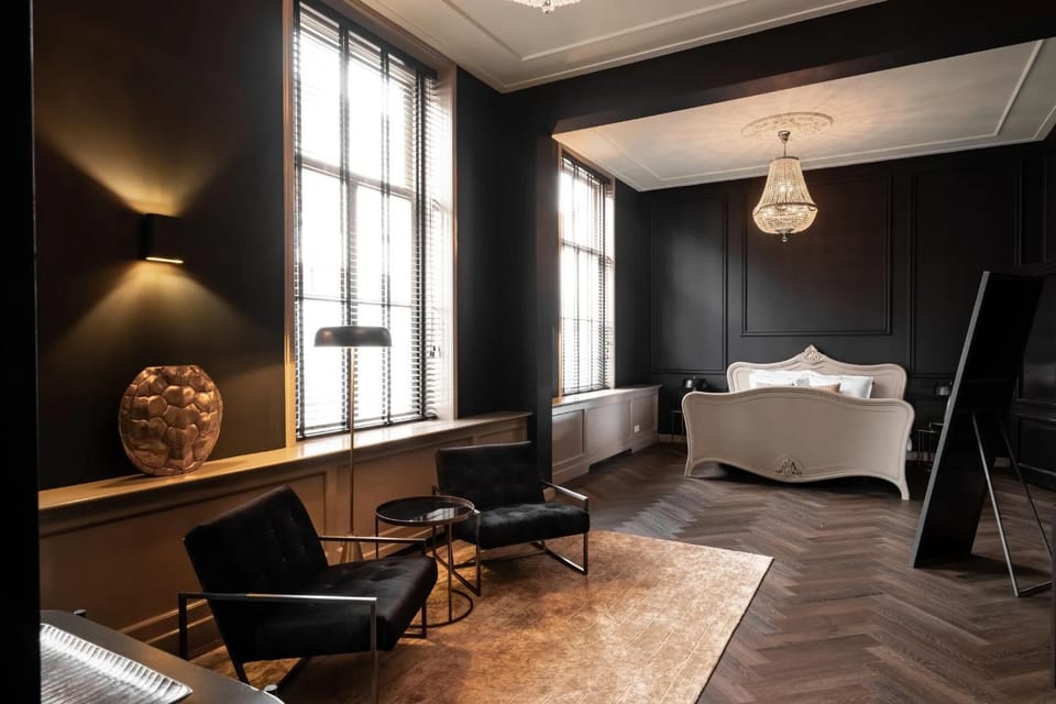 Bed, Seating area