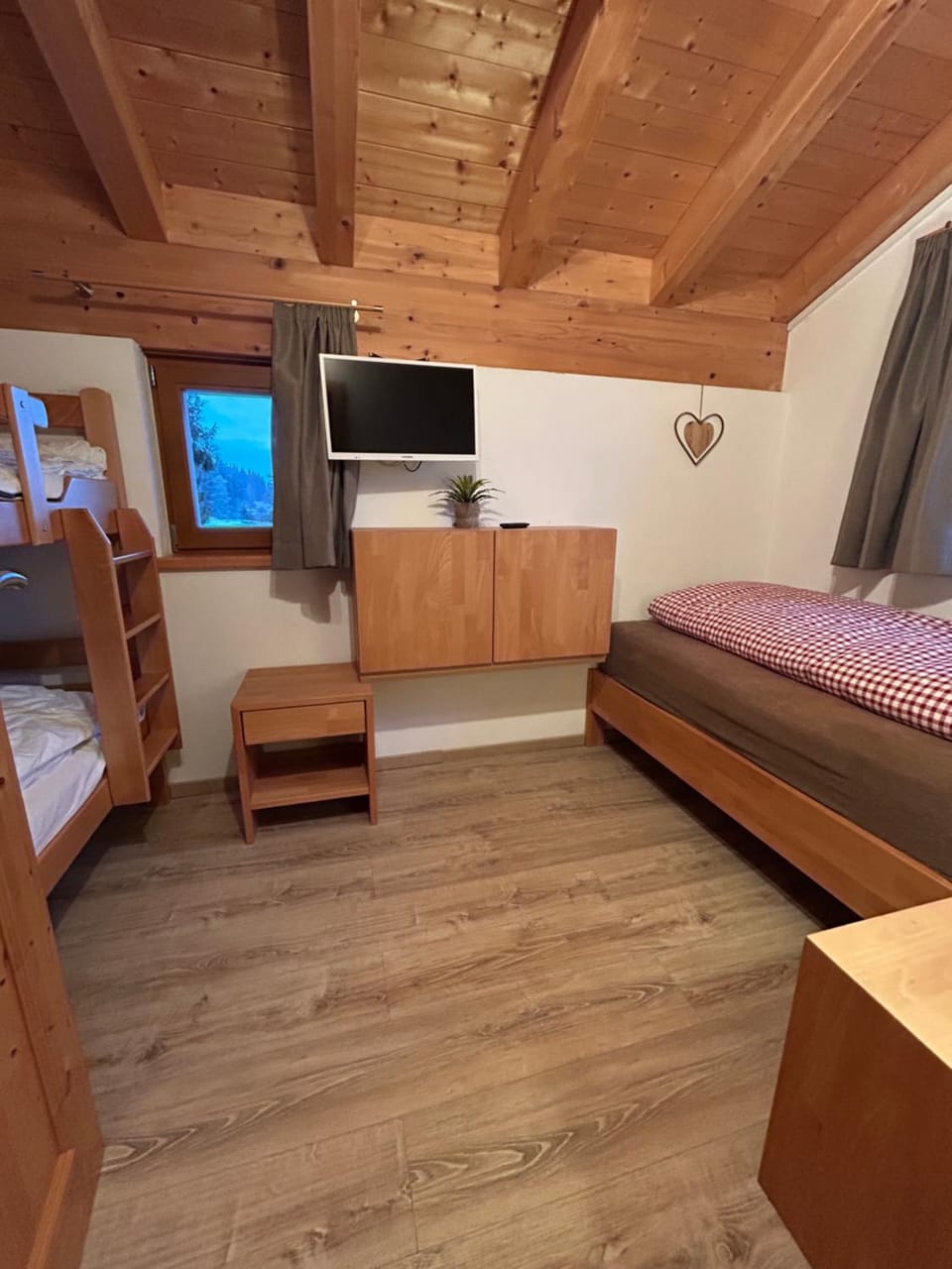 Bedroom, bunk bed