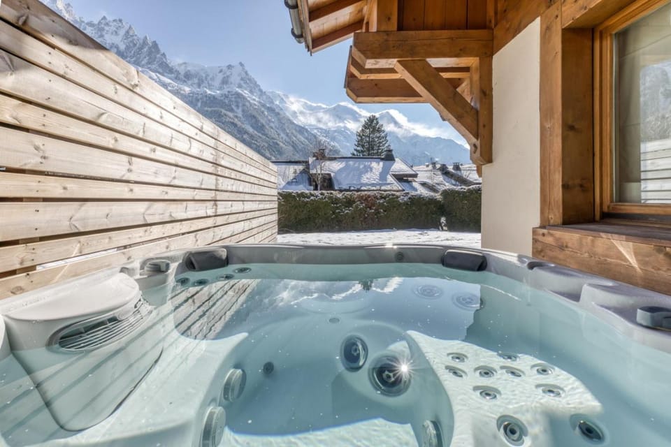 Folettes Chalet 4CH Jardin Vue Cheminee Jacuzzi Chalet in Chamonix