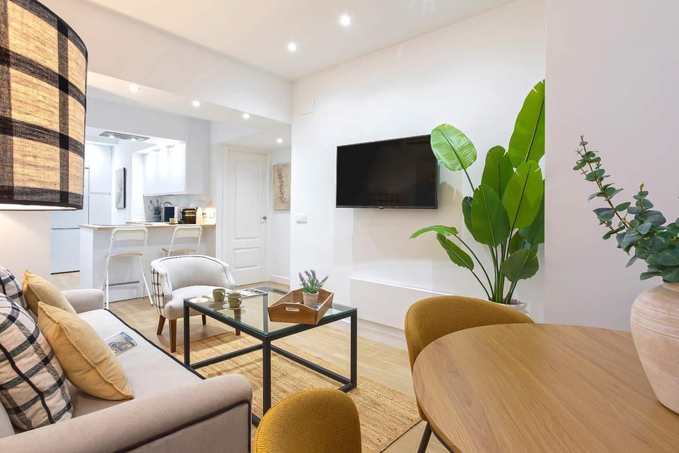 TV and multimedia, Kitchen or kitchenette, Living room, Seating area, Dining area