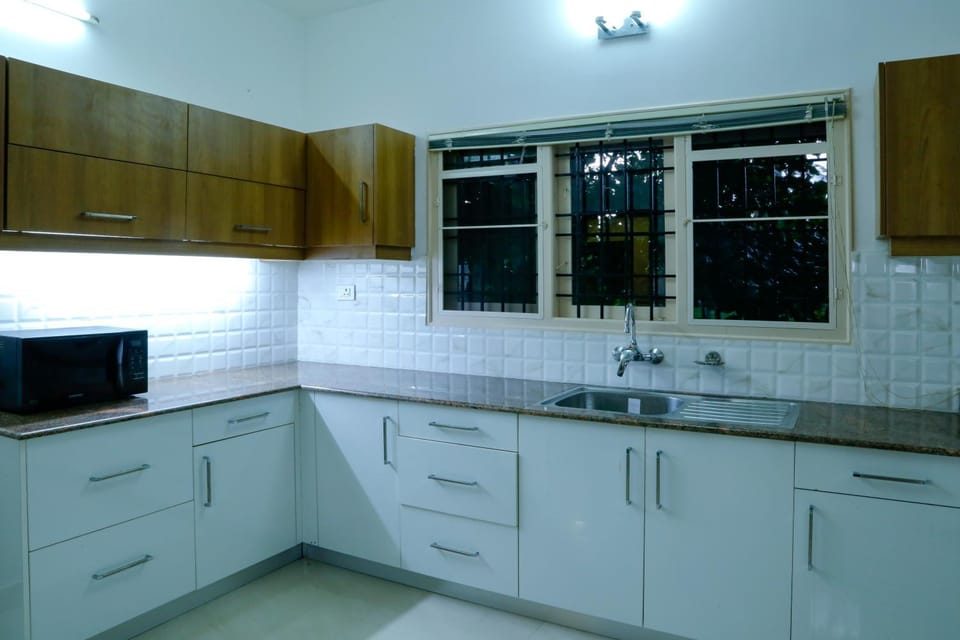Kitchen or kitchenette, Kitchen or kitchenette, oven
