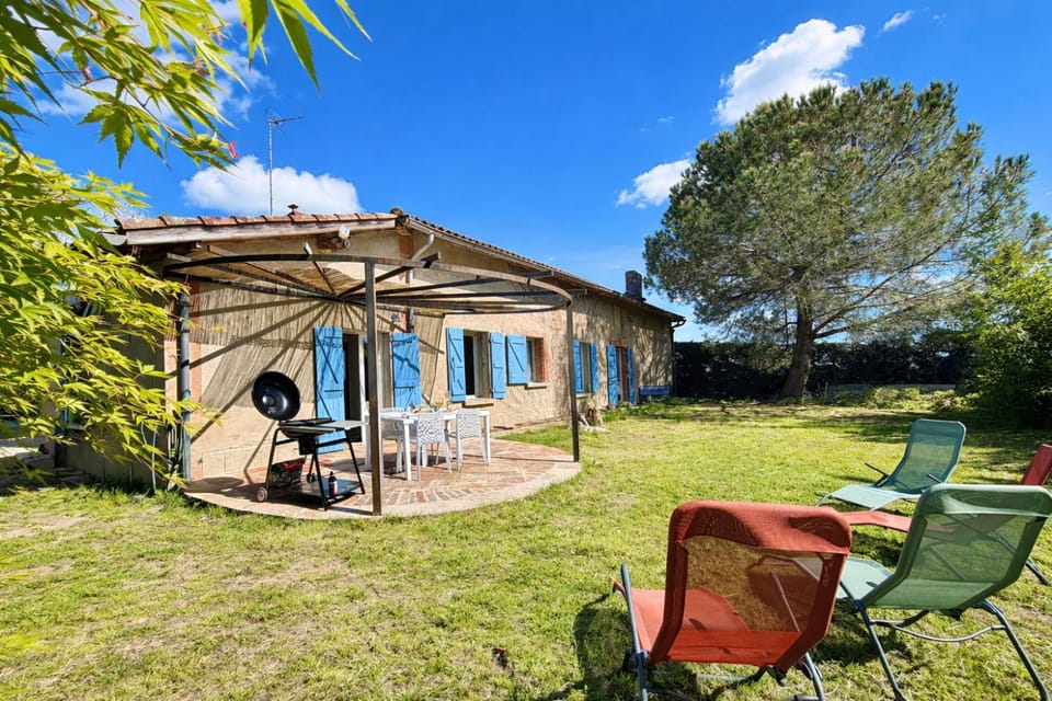 Property building, Patio, Spring, Day, Natural landscape, Garden, Garden view, sunbed