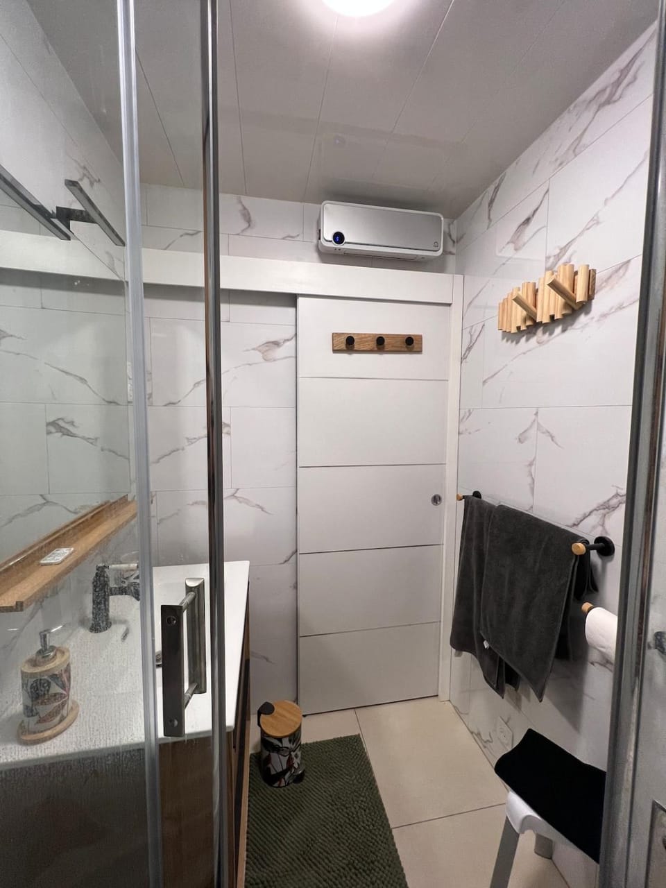 Bathroom, heating