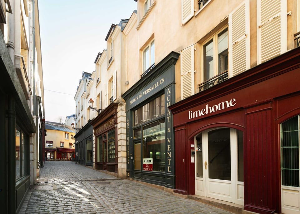 Property building, Neighbourhood, Location