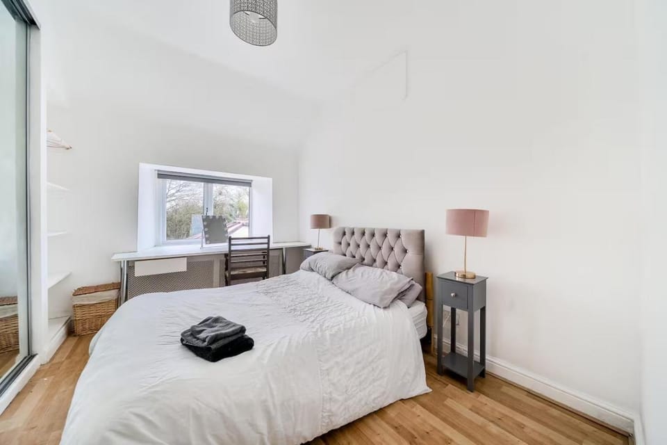 Bed, Photo of the whole room, Seating area, Bedroom, towels