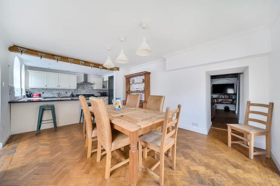 Kitchen or kitchenette, Dining area, oven, stove
