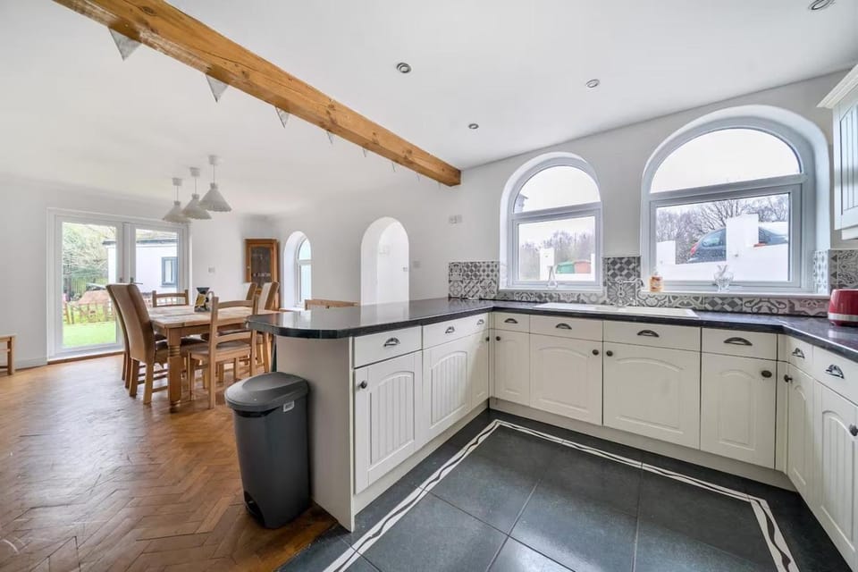Kitchen or kitchenette, Dining area, stove